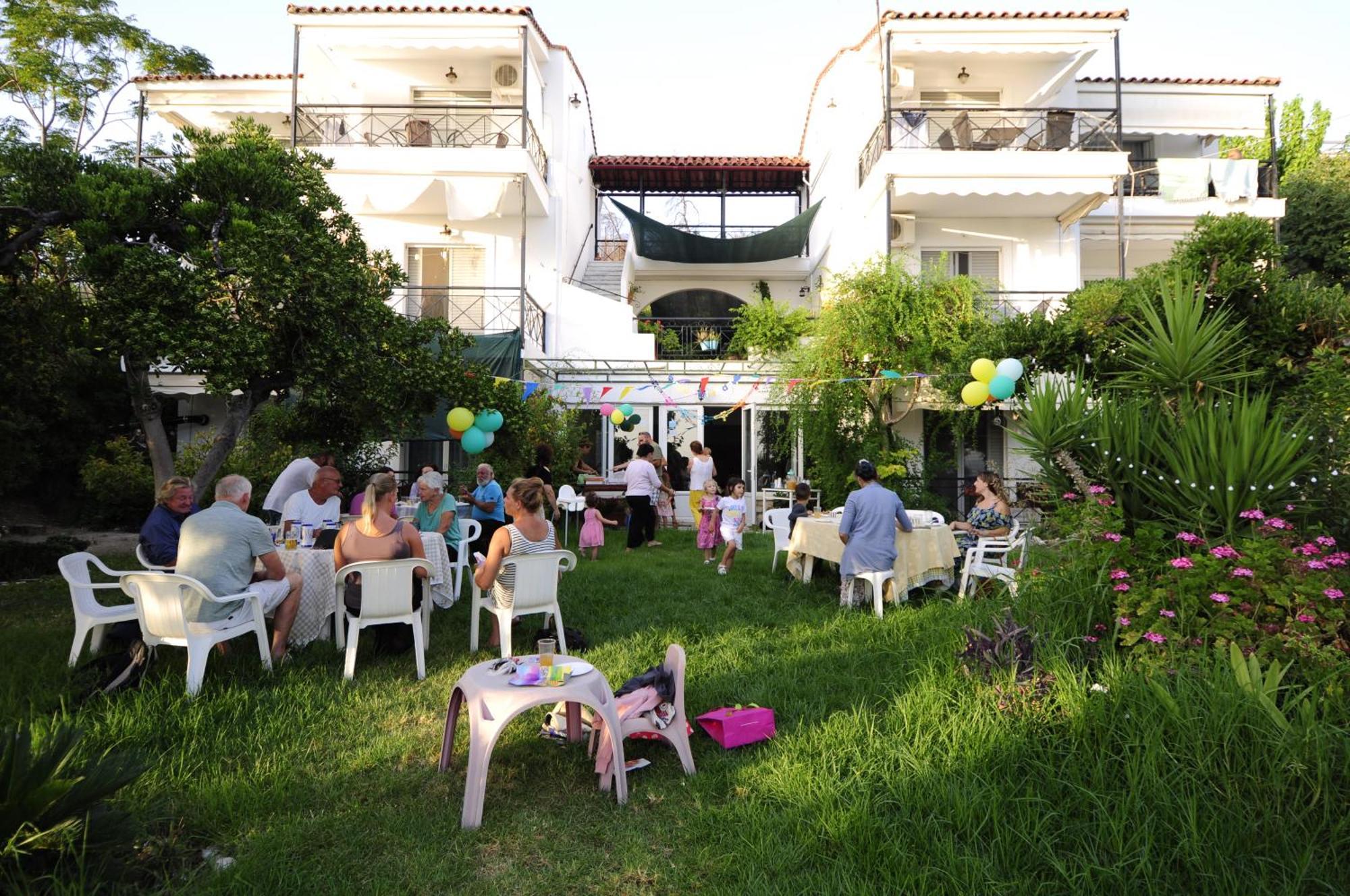 Heracles Guesthouse Ровиес Экстерьер фото