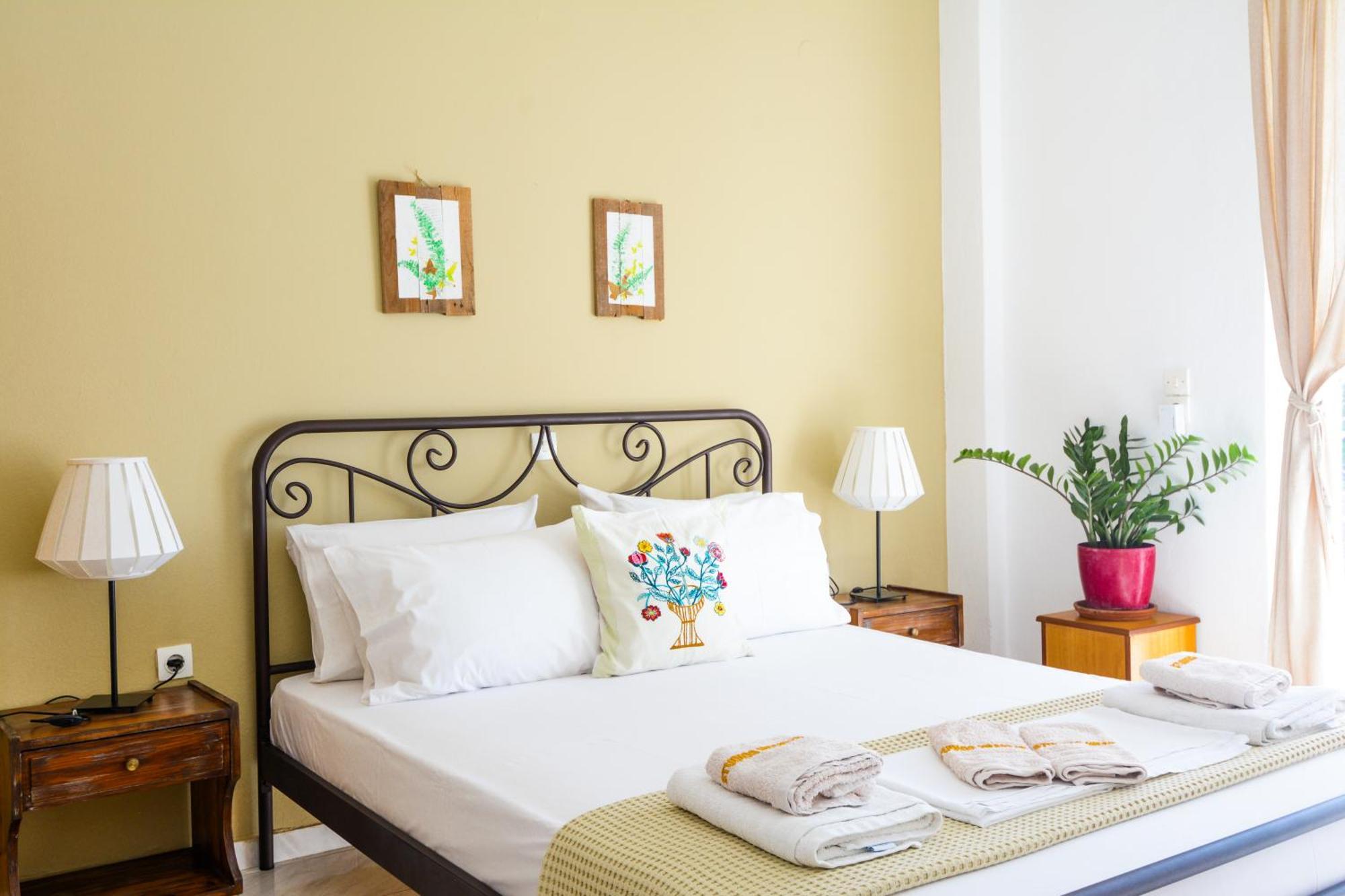 Heracles Guesthouse Ровиес Экстерьер фото